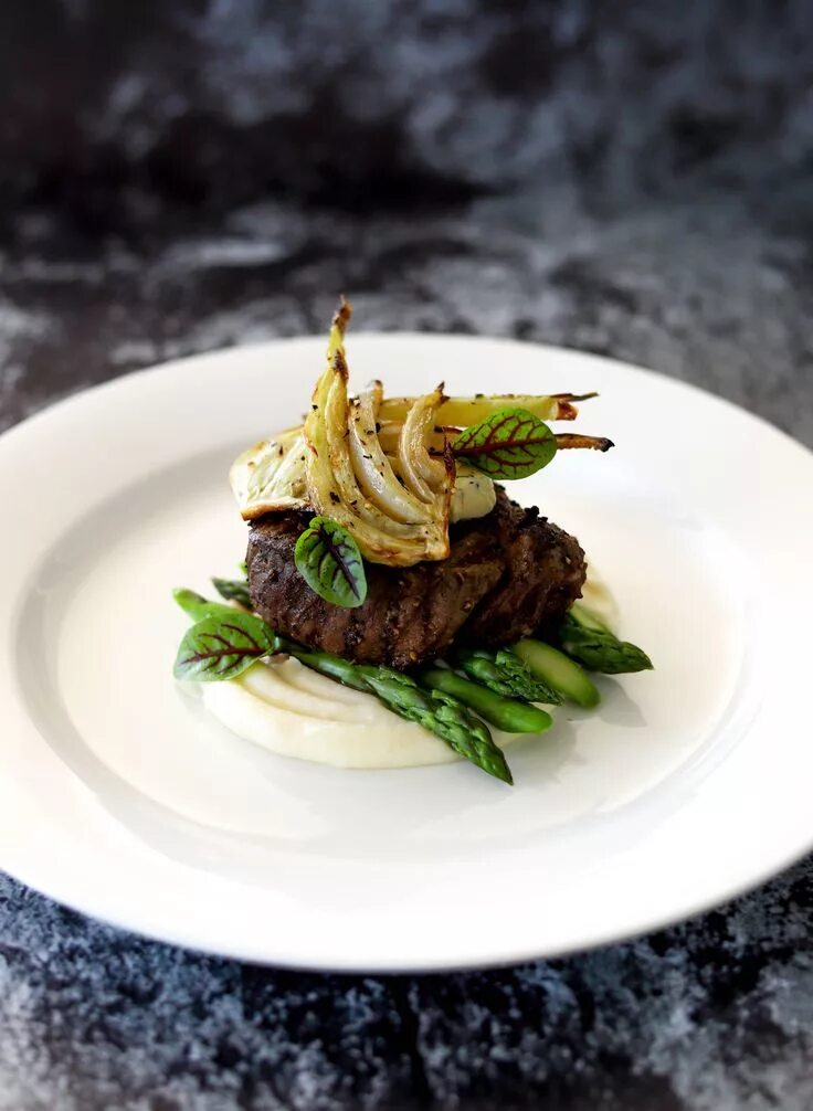 Подача блюд фото в домашних условиях Beef Fillet, Potato Puree, Roasted Fennel, Asparagus, Smoked Garlic & Thyme Butt