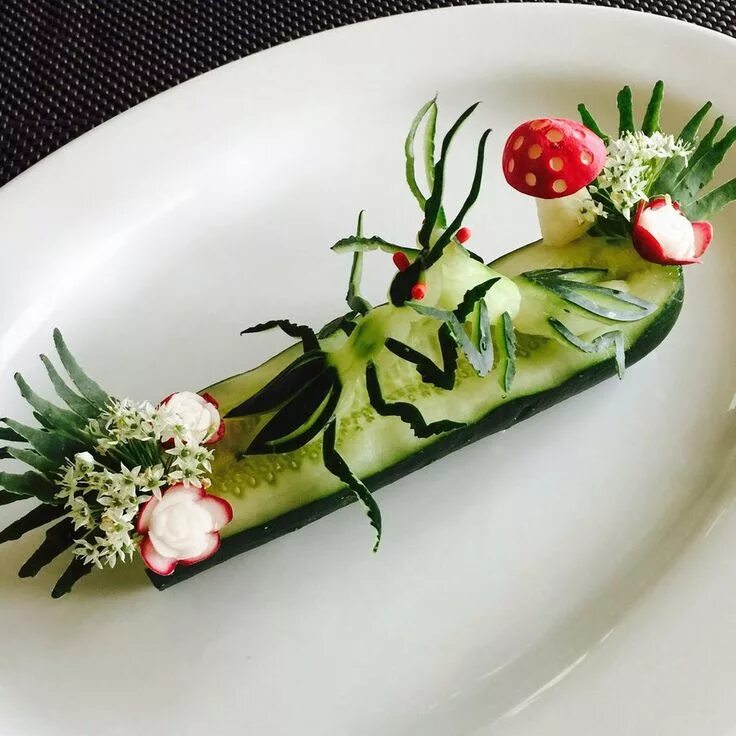 Подача блюд фото в домашних условиях Cucumber Mantis by Chuncarv Food carving, Amazing food decoration, Food