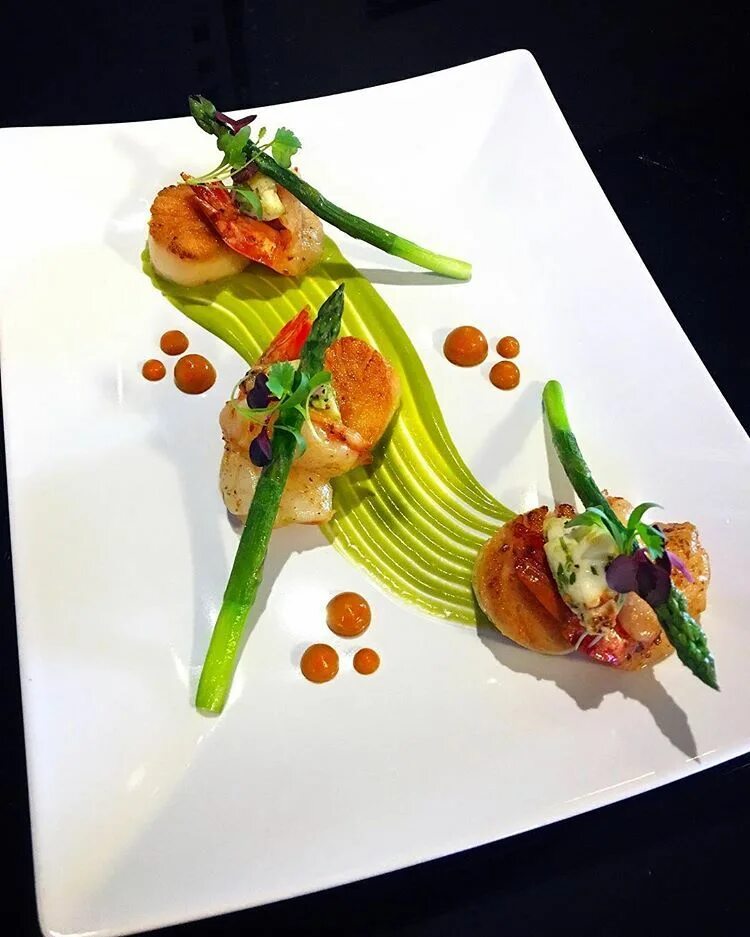 Подача блюд фото в домашних условиях Seared Scallops, Shrimp, Jumbo Lump Crab, Asparagus and Charred Carrot Purées #f