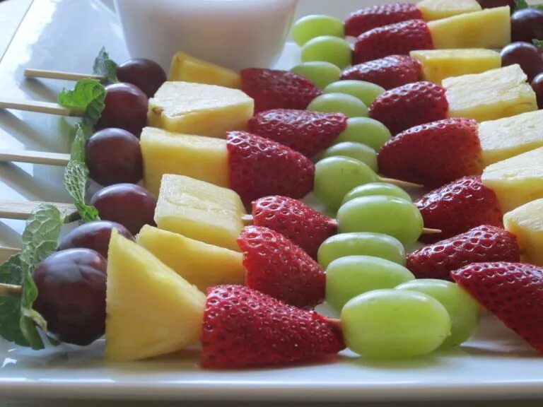 Подача фруктов фото Skewered Fruit with Mint and Berry Yogurt Dip Fruit skewers, Fruit recipes, Berr