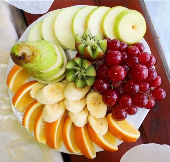 Подача фруктов фото Красивая нарезка фруктов: идеи с фото для вдохновения! Healthy fruits, Fruit dis