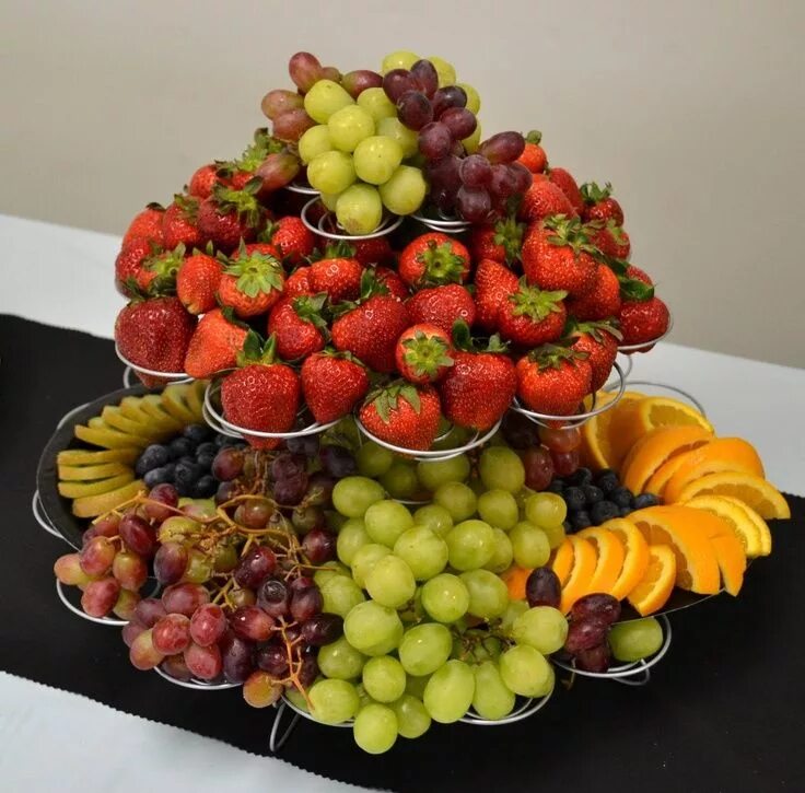 Подача фруктов фото Fruit display using a cupcake stand Party Ideas Pinterest Frutas y verduras, Mes