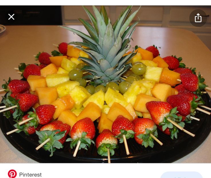 Подача фруктов на праздничный стол фото Pin by carol jordan on Buffet food Holiday fruit platter, Fruit platter designs,