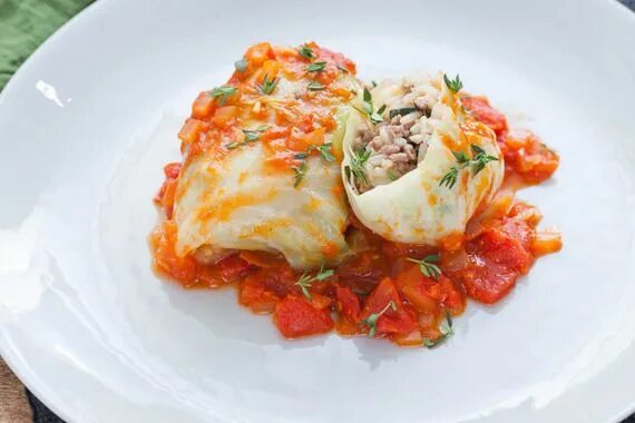 Подача голубцов в ресторане фото Stuffed Cabbage Rolls with White Rice, Beef & Tomato Sauce Recipe Cabbage rolls,