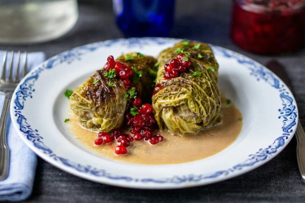 Подача голубцов в ресторане фото Kåldomar—Swedish, Ottoman cabbage rolls - Swedish Spoon