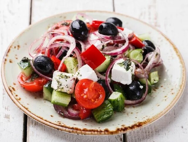 Подача греческого салата в ресторане фото Hagyományos görög saláta Recept képpel - Mindmegette.hu Ricetta Feta, Greek, Bas