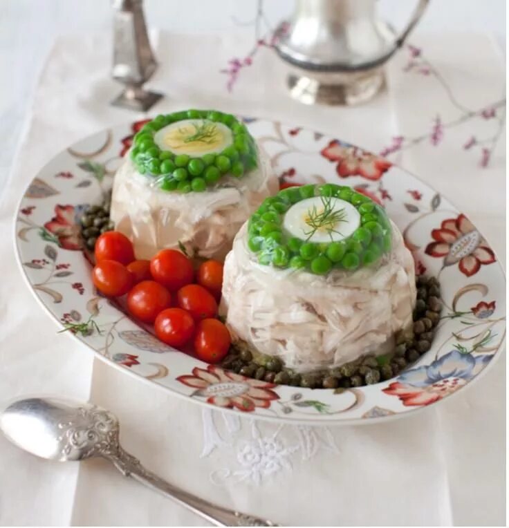 Подача холодца на праздничный стол фото Chicken Aspic with Green Peas & Egg Aspic recipe, Recipes, Healthy liver diet