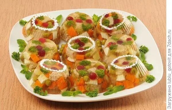 Подача холодца на праздничный стол фото Заливное с мясом, овощами и клюквой. Рецепт