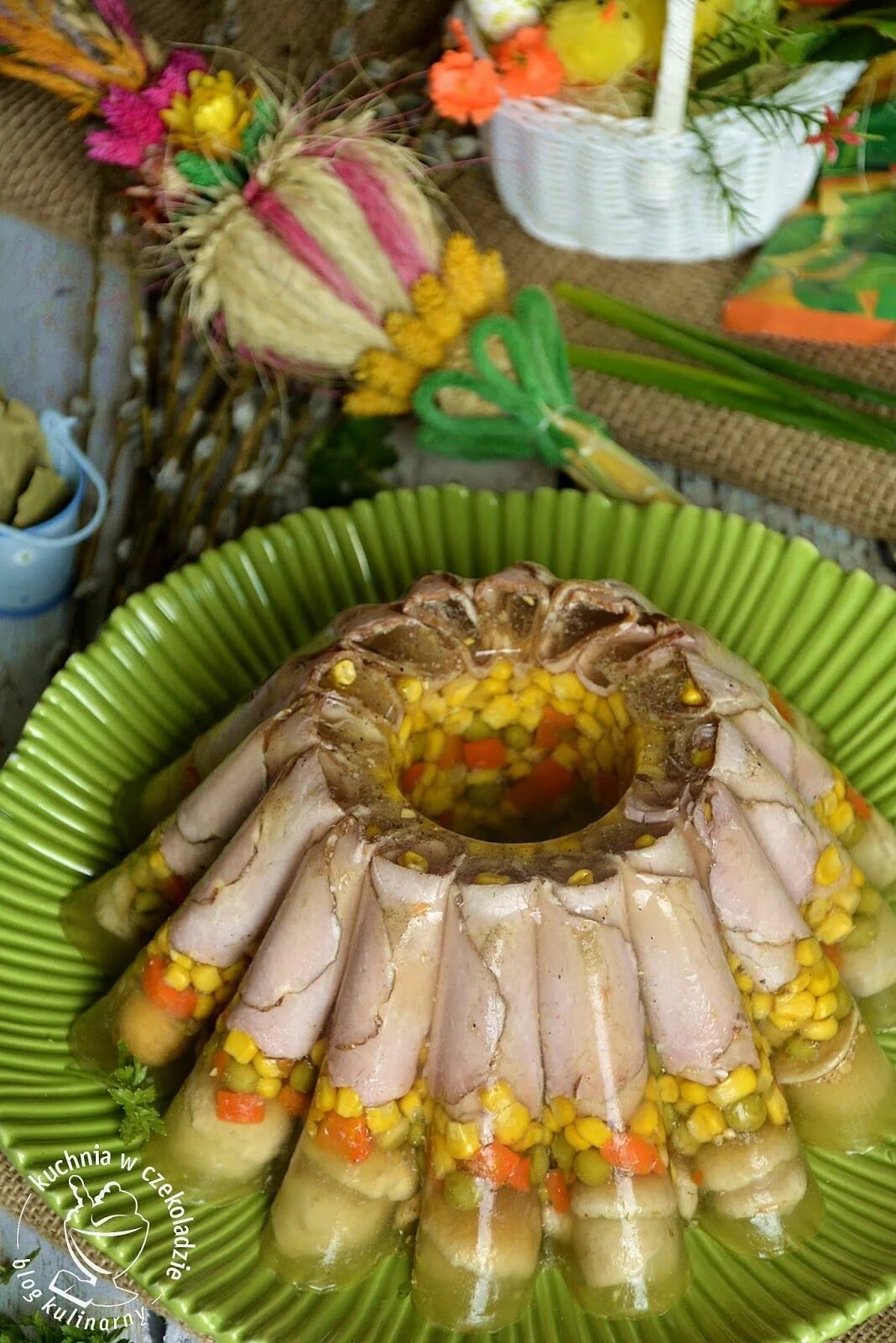 Подача холодца на праздничный стол фото Wielkanocna babka z galarety, z warzywami i szynką, na wielkanocny stół, konkurs