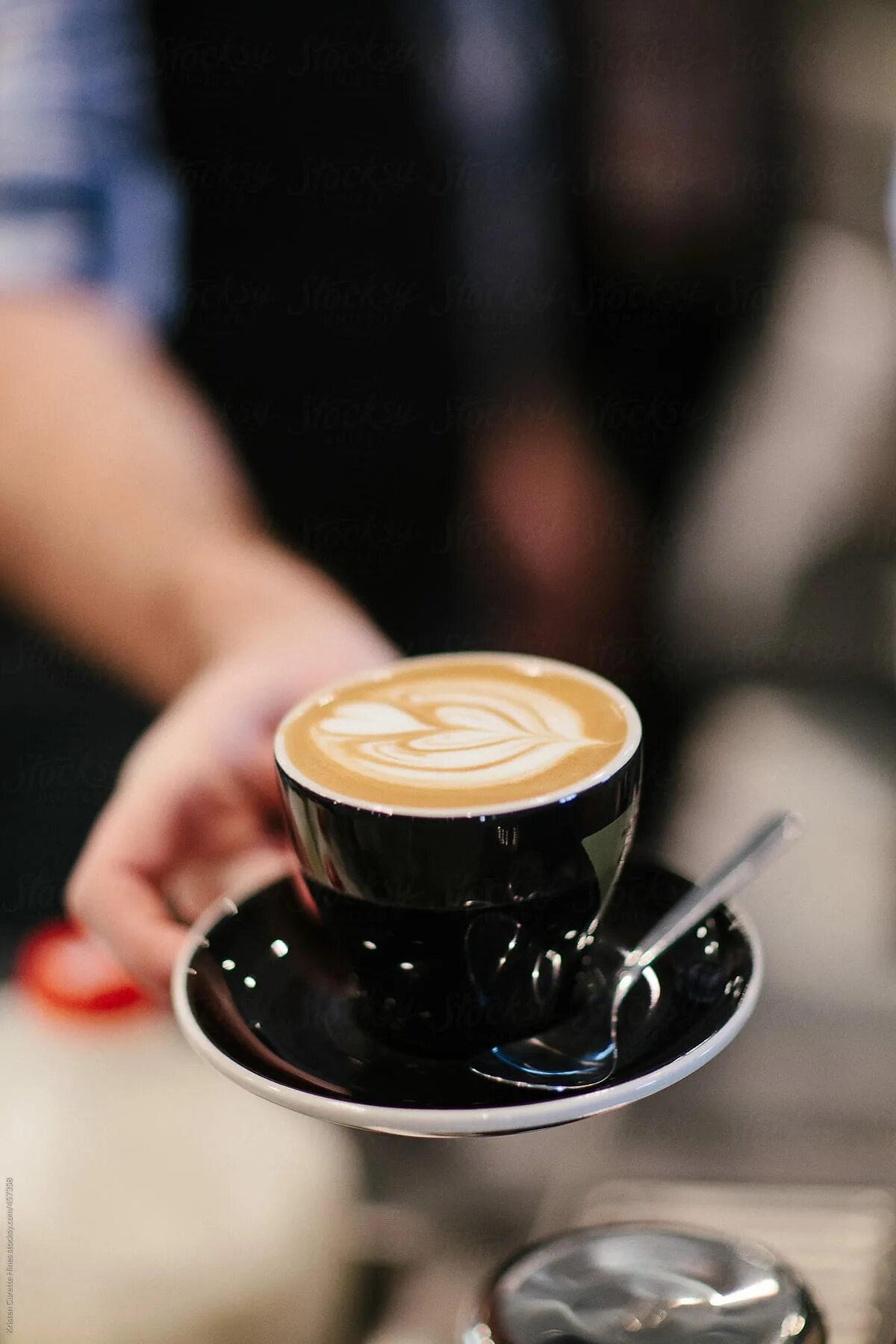 Подача кофе фото A Barista At A Cafe Handing A Customer A Latte With Foam Art porKristen Curette 