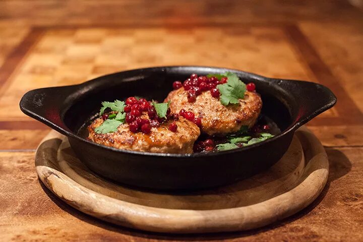 Подача котлет в ресторане фото Афиша Город: Обновленный "Мясной клуб", Forte Bello в Мякинино и посуда "Молоко"