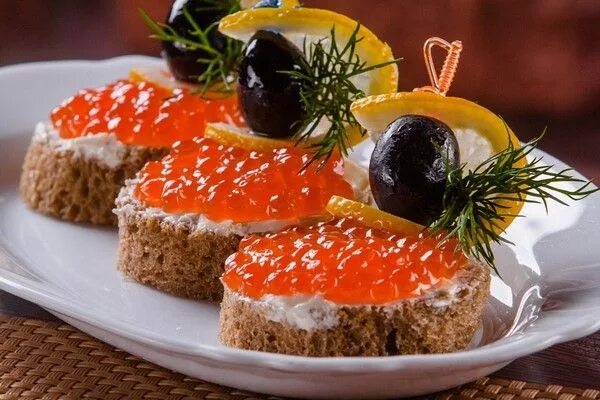 Подача красной икры на праздничный стол фото festive appetizers with red caviar olives and lemon slices #red #caviar #appetiz