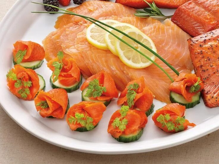 Подача красной рыбы на праздничный стол фото Das Auge isst mit: 51 kreative Ideen für kalte Platten - ZENIDEEN Amazing food d