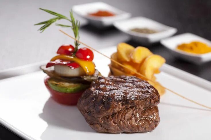 Подача мяса в ресторане фото Make an Elegant Dinner With This Easy Grilled Filet Mignon Recipe Filet mignon r
