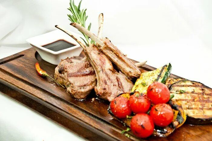 Подача мяса в ресторане фото Permanently closed: Diskont Bar Gril Khaus, fast food, Moscow, Varshavskoye High