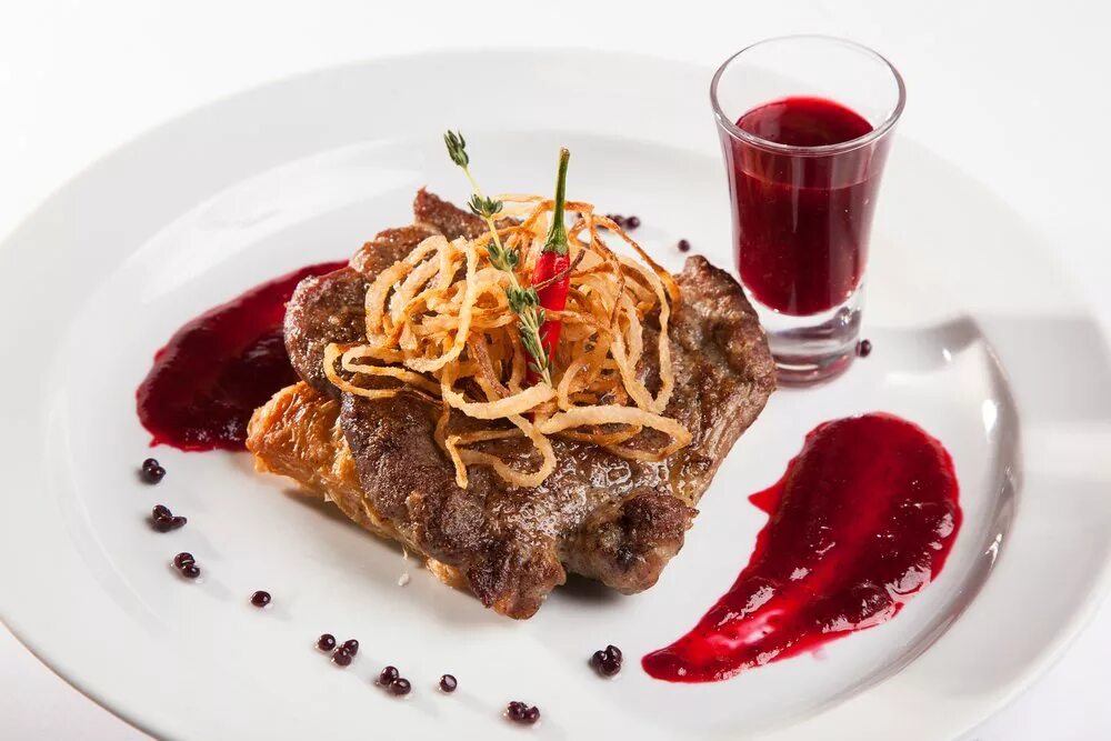Подача мяса в ресторане фото Ресторан Пивоварня Свои да Наши - Мясные блюда
