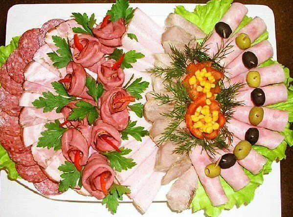 Подача нарезки на праздничный стол фото Идеи подачи мясной нарезки Food displays, Food garnishes, Food carving