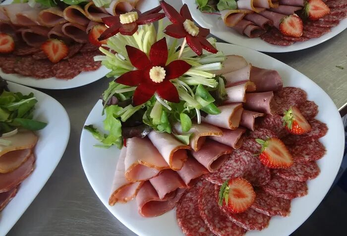 Подача нарезки на праздничный стол фото Мясная тарелка на праздничный стол - идеи оформления, советы, фото