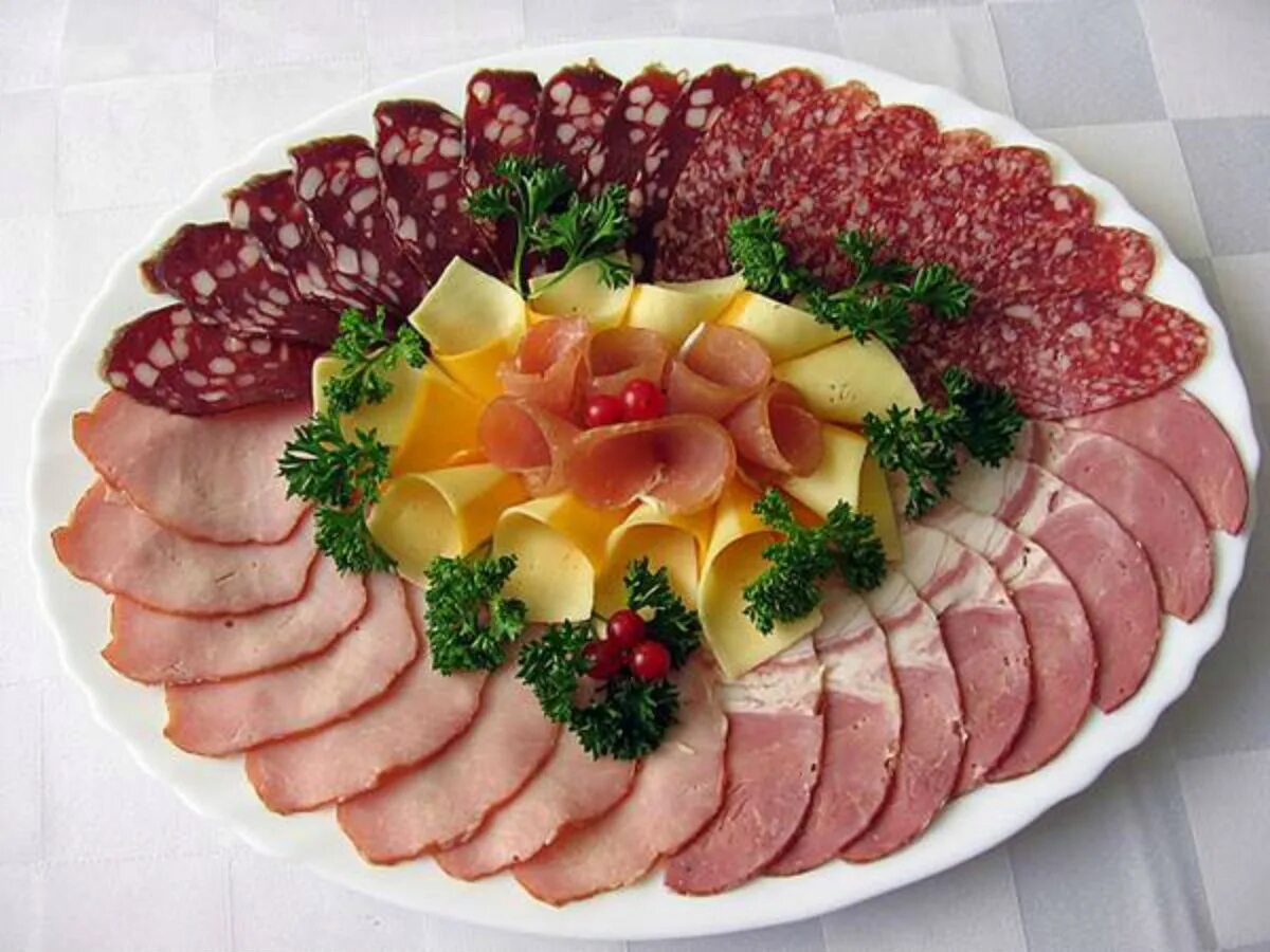 Подача нарезки на праздничный стол фото Оформление мясной нарезки - Красивое, и простое оформление мясной нарезки.
