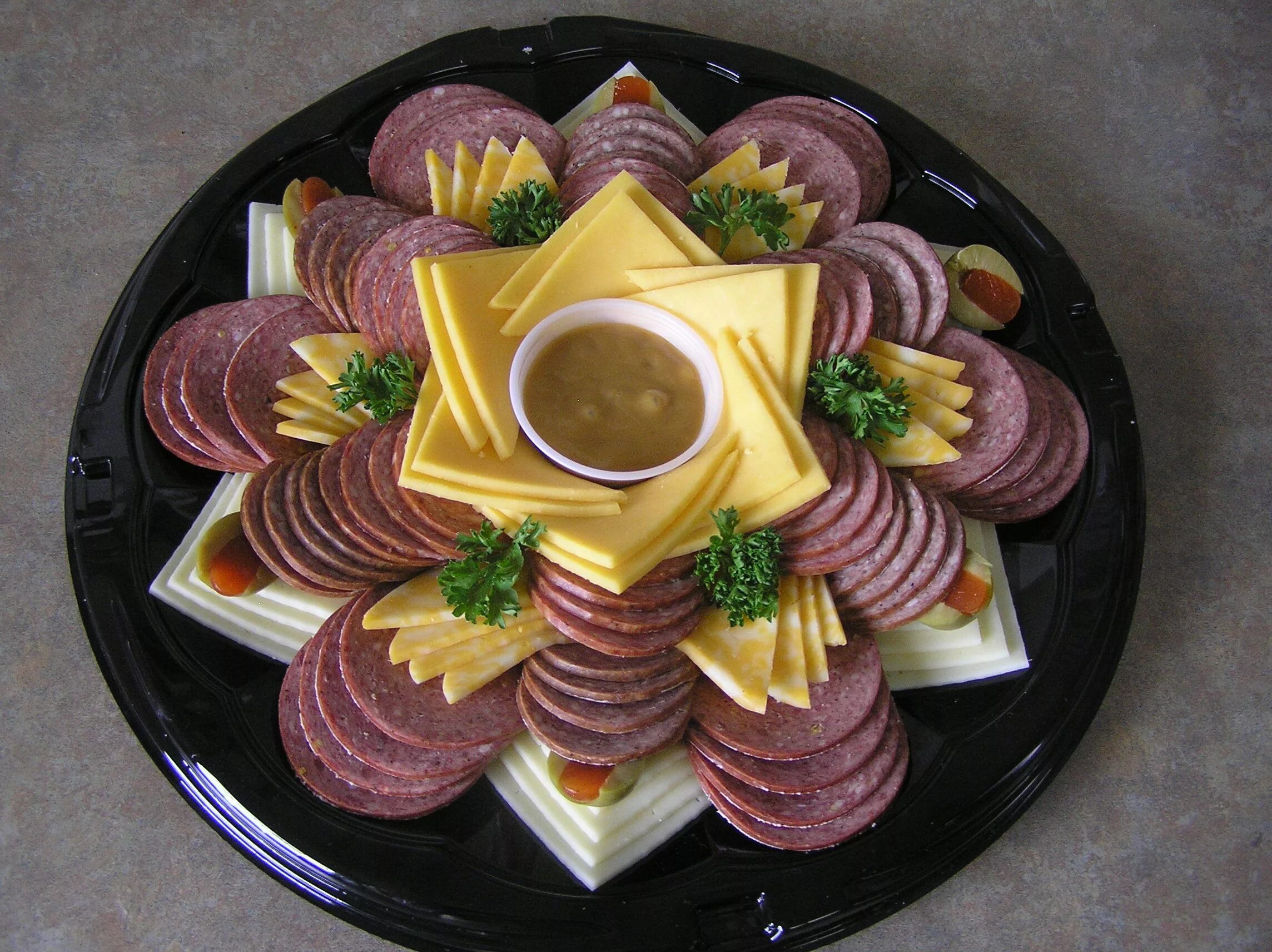 Подача нарезки на праздничный стол фото We make beautiful meat and cheese trays. Available in three sizes. Еда для вечер