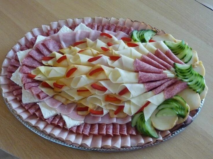 Подача нарезки на праздничный стол фото moje tvorba Party food appetizers, Food shapes, Party food buffet
