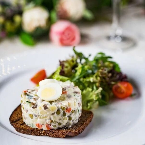 Подача оливье в ресторане фото Фотография Food, Ethnic recipes, Panna cotta