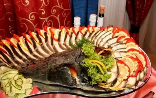Подача осетра в ресторанах фото Try pike perch, salmon and tiger shrimps other main course in the Aristokrat res