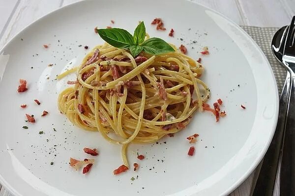 Подача пасты карбонара в ресторане фото Italian Spaghetti "Carbonara"