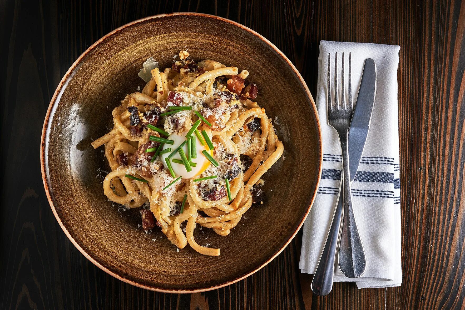 Подача пасты карбонара в ресторане фото The Best Restaurants on New Orleans’s Magazine Street Uptown - Eater New Orleans