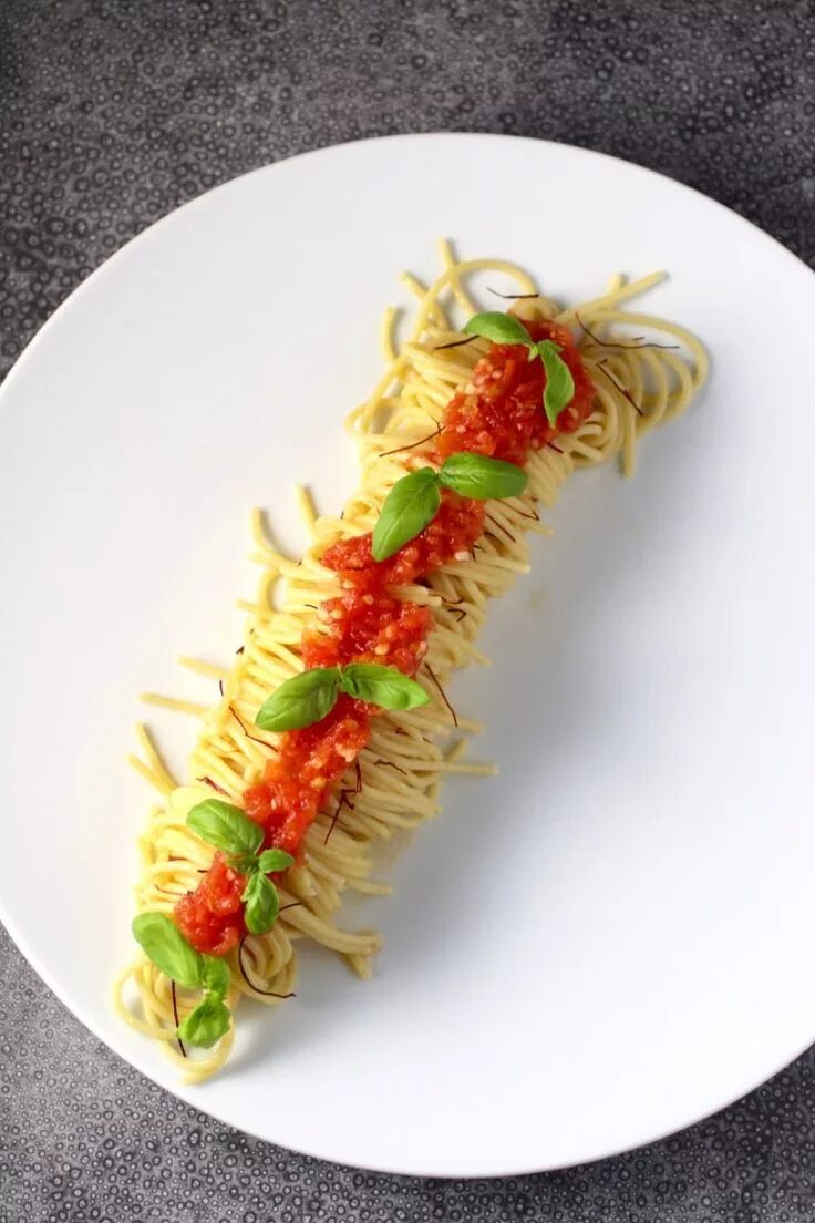 Подача пасты в ресторане фото Spaghetti al Pomodoro with a Twist Emplatado de alimentos, Comida, Montajes de p