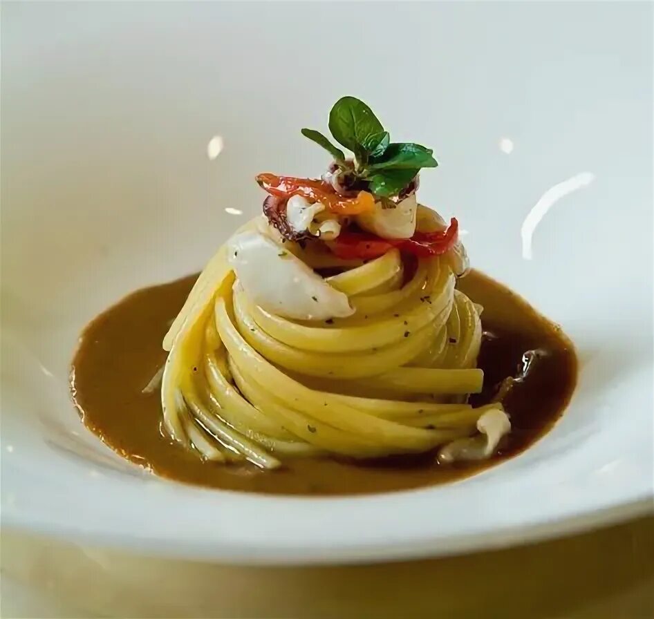 Подача пасты в ресторане фото Ricetta linguine di gragnano e calamaretti dello Chef Antonino Cannavacciuolo Ri