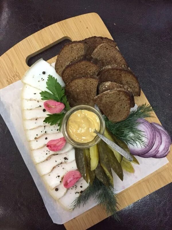 Подача сала в ресторане фото Холодные закуски Кафе "Каприз"