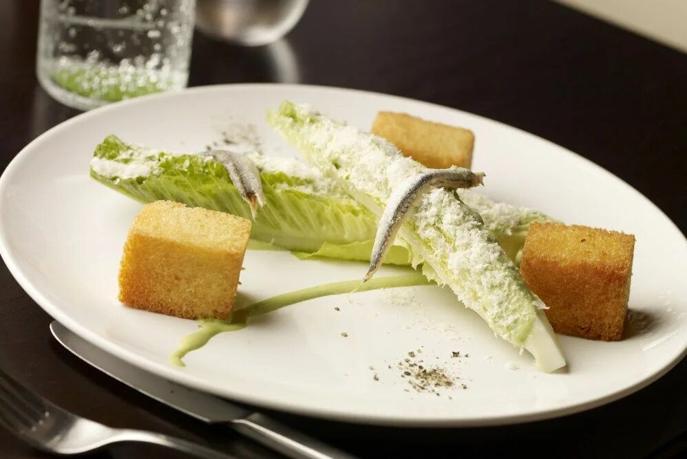 Подача салата цезарь в ресторане фото Signature Caesar Salad Food, Caesar salad, Graham elliot