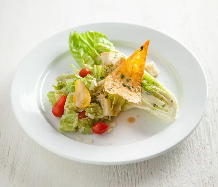 Подача салата цезарь в ресторане фото Food presentation, Caesar salad, Food and drink