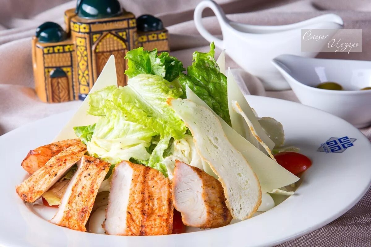Подача салата цезарь в ресторане фото Цезарь с курицей - Ресторан Алаша - заказ и быстрая доставка через Zenge.kz