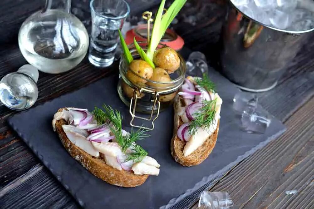 Подача селедки в ресторане фото Сельдь с обжаренным картофелем Restaurants FOR YOU