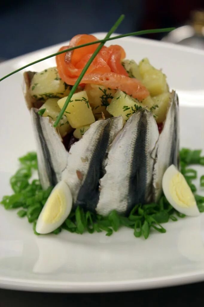 Подача селедки в ресторане фото Food, Ethnic recipes, Fresh rolls