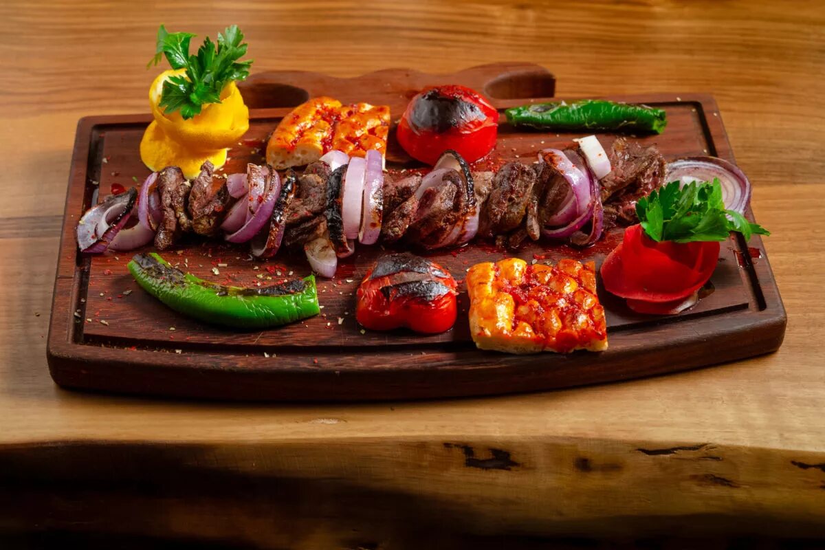 Подача шашлыка в ресторане фото Секретный рецепт шашлыка от Шеф-повара OTTOMAN Steak house&kebab - Antenna Daily