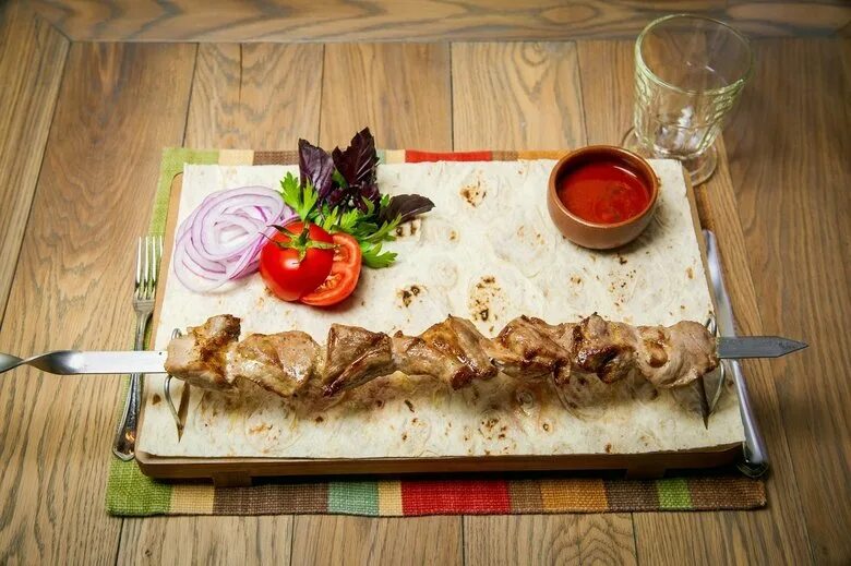 Подача шашлыка в ресторане фото Вкусный шашлык: рецепты от шеф-поваров