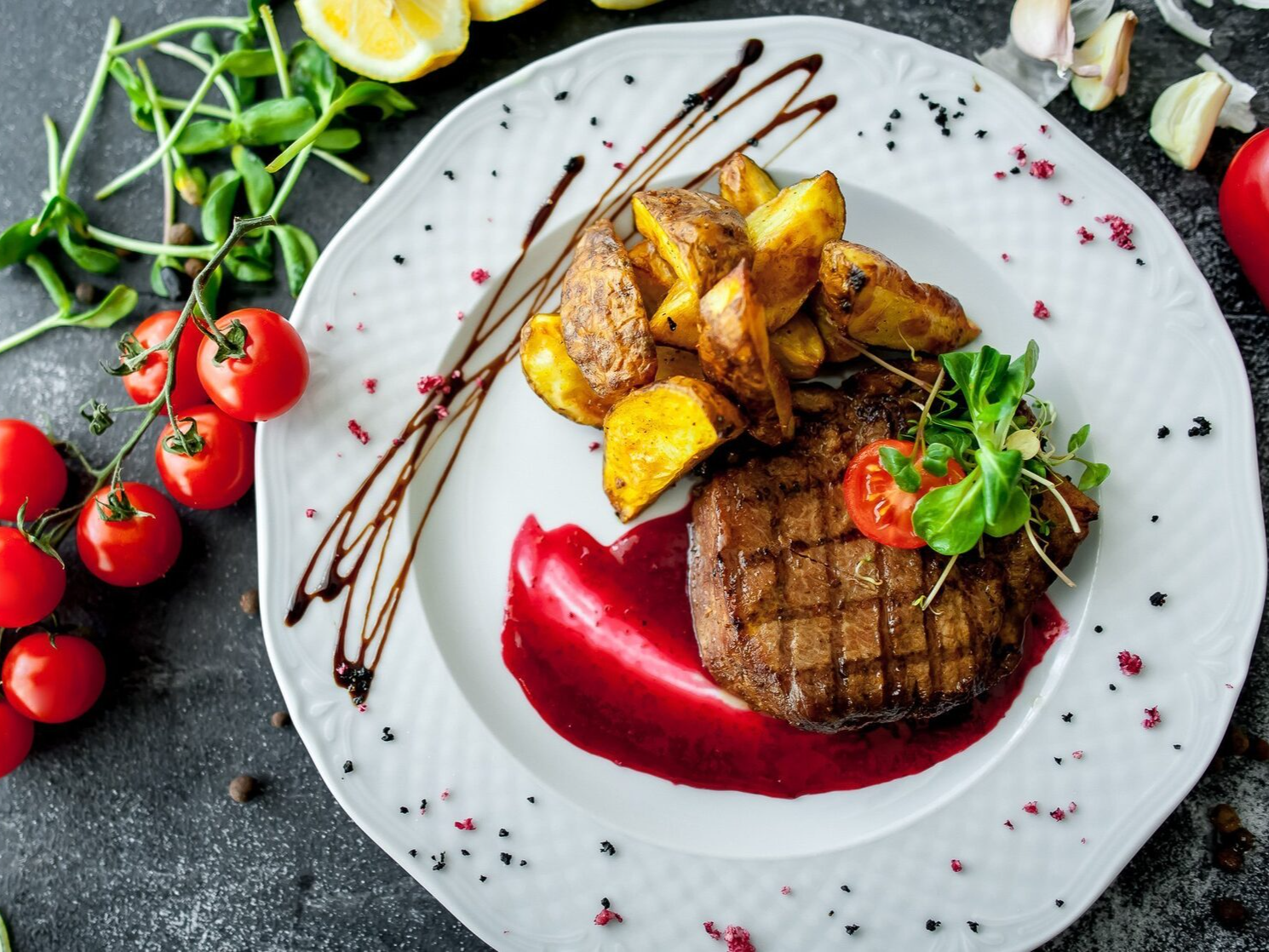 Подача стейка из говядины в ресторане фото #Gellert_Bar в Ульяновске