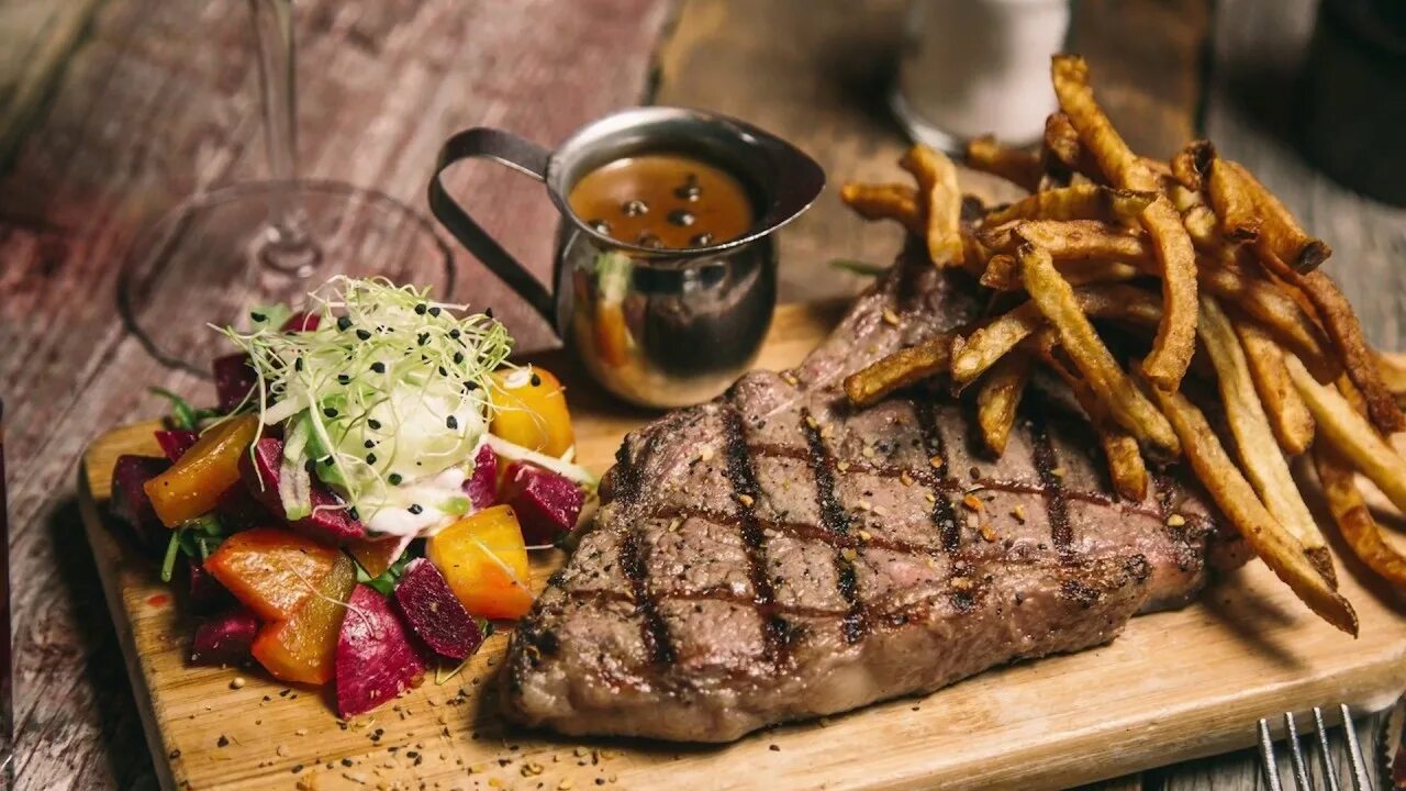 Подача стейка из говядины в ресторане фото Restaurant Apportez votre vin Rouge Boeuf Mirabel Montreal.TV - YouTube