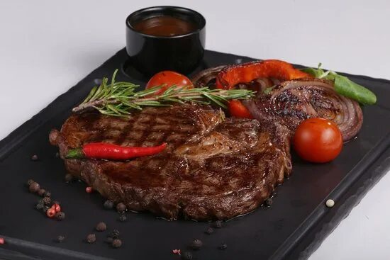 Подача стейка из говядины в ресторане фото Стейк-Хаус - Picture of Steak-House, Nizhny Novgorod - Tripadvisor