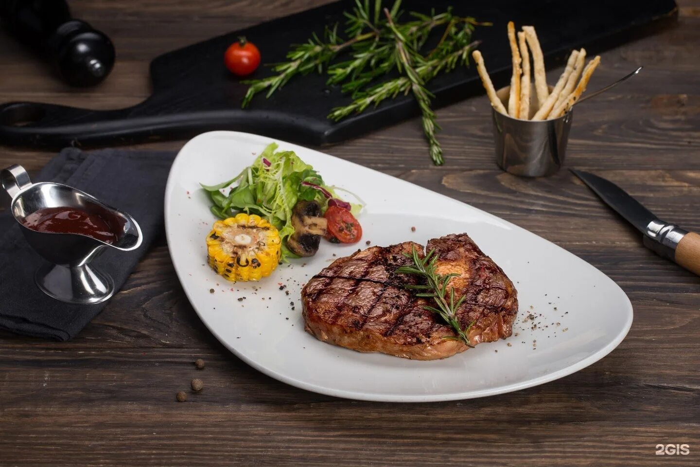 Подача стейка из говядины в ресторане фото Syndicate Port Cafe, ресторан стейков и морепродуктов, Комсомольская улица, 11, 