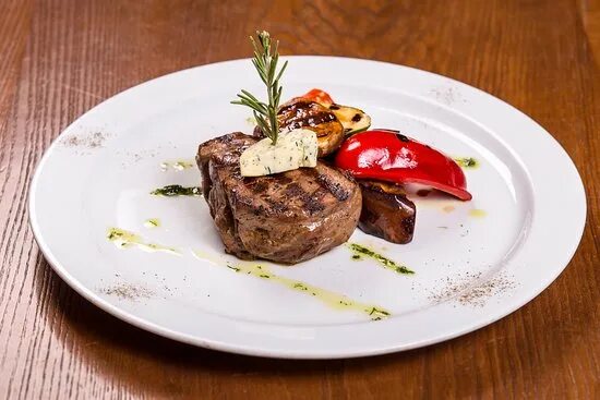 Подача стейка из говядины в ресторане фото Хлебная корзинка - Picture of Gastro Pub Gambrinus, Minsk - Tripadvisor