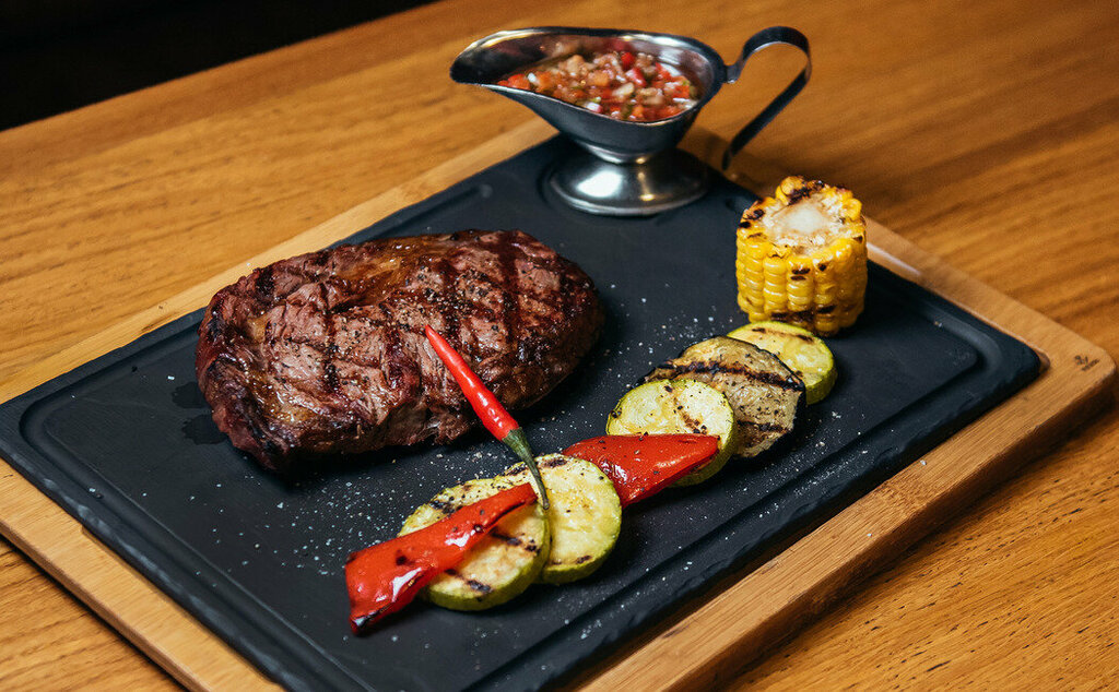 Подача стейка из говядины в ресторане фото Мяsoet, restaurant, Aktobe, Gaziza Zhubanova Street, 122 - Yandex Maps