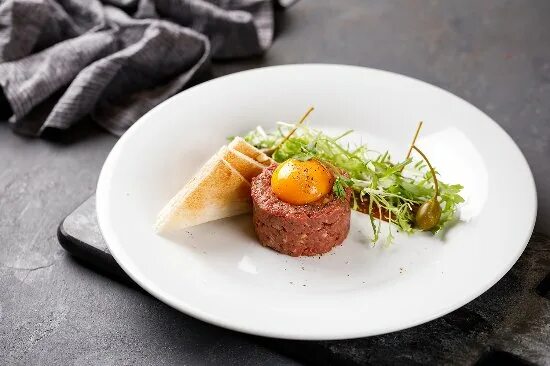 Подача тартара из говядины в ресторанах фото Тартар из говяжьей вырезки_Beef tartare - Picture of New York Steakhouse, Moscow