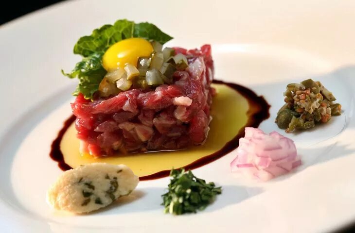 Подача тартара из говядины в ресторанах фото http://steaklovers.menu/food/m/ckeditor/view/articles/54ec662867440 Идеи для блю