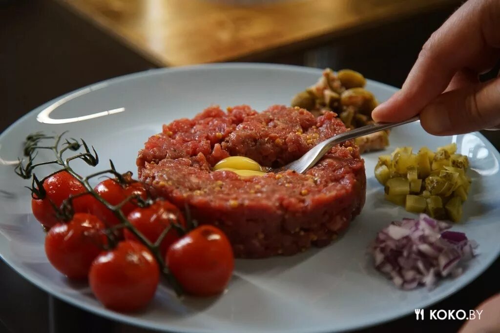 Подача тартара из говядины в ресторанах фото Получится ли приготовить дома тартар из мраморной говядины дешевле, чем в рестор