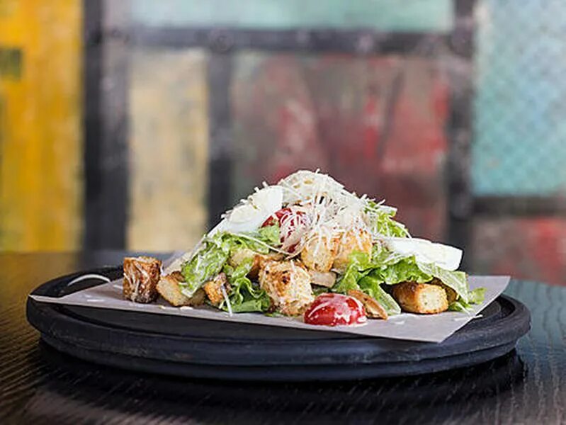 Подача цезаря в ресторане фото Цезарь салат от Food Station Омск Единая Служба Заказов Leverans.ru