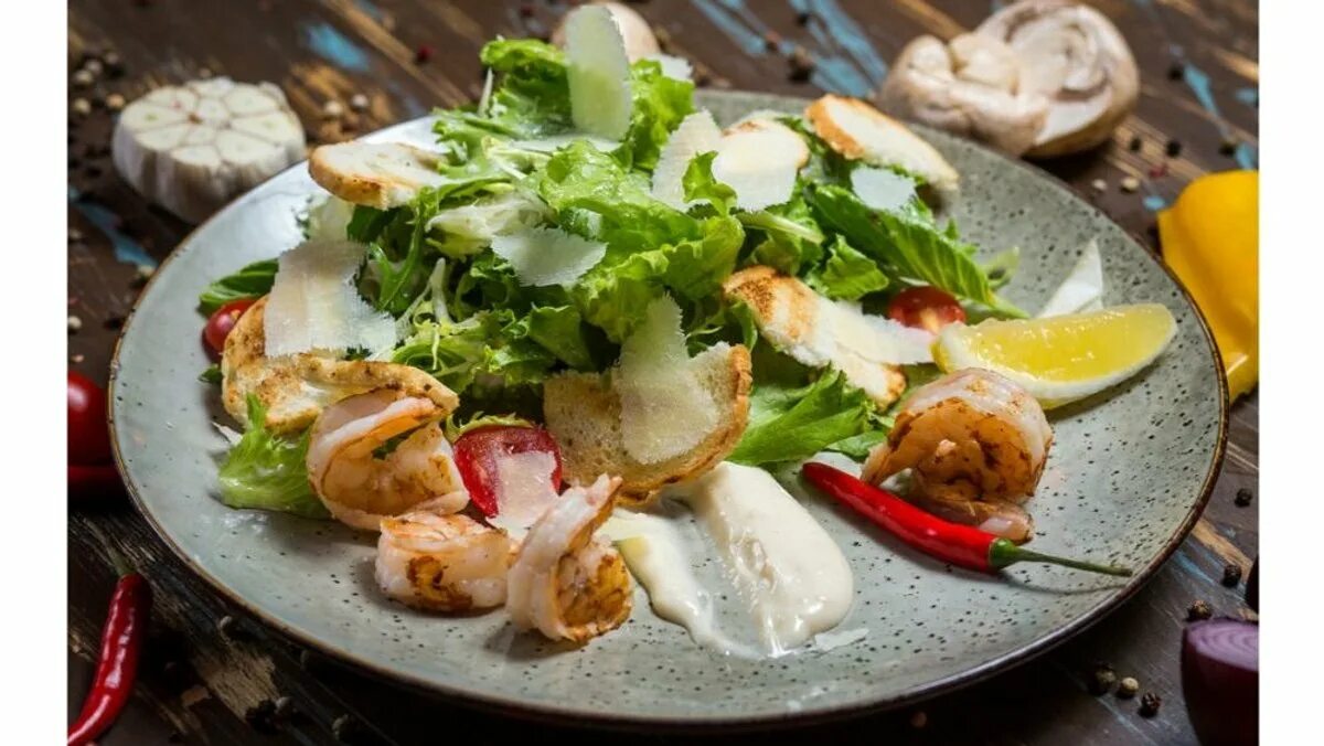 Подача цезаря в ресторане фото Chili Grill Bar Wolt Delivery Astana